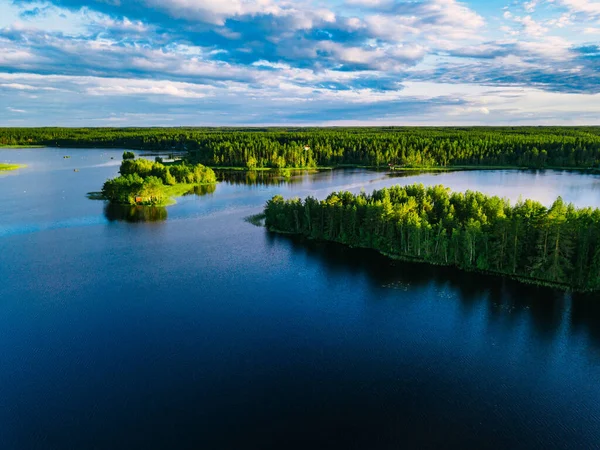 Letecký Pohled Modrá Jezera Zelené Lesy Slunečného Letního Dne Finsku — Stock fotografie