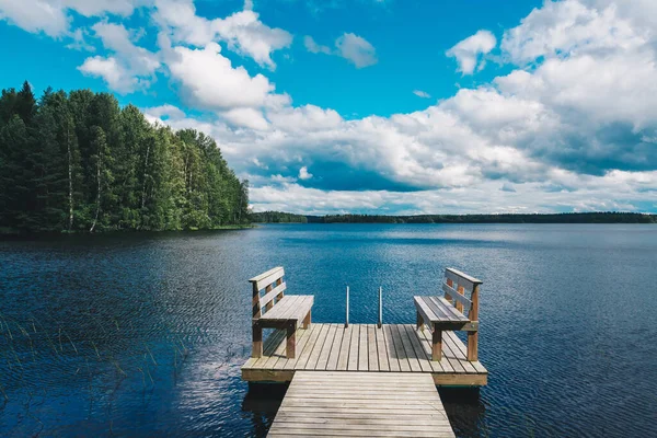 Deux Chaises Bois Banc Sur Une Jetée Bois Surplombant Lac — Photo