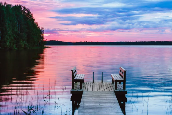 Finlandiya Gün Batımında Göl Manzaralı Ahşap Iskelede Iki Ahşap Sandalye — Stok fotoğraf