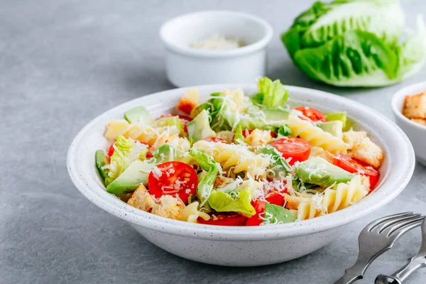 Nudelsalat Fusilli Mit Avocado Tomaten Frischem Grünen Salat Parmesan Und — Stockfoto