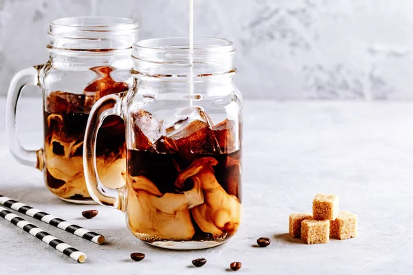 Kokosové Mléko Thajské Ledové Kávy Kávovými Kostkami Ledu Mason Jar — Stock fotografie