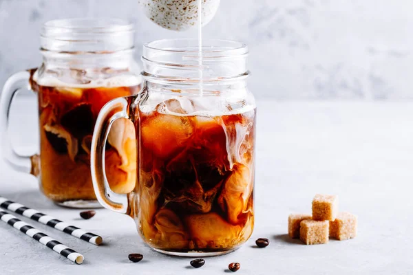 Kokosové Mléko Thajské Ledové Kávy Kávovými Kostkami Ledu Mason Jar — Stock fotografie