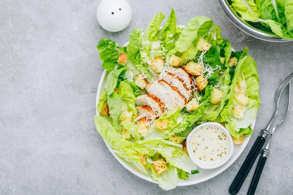 Salade César Traditionnelle Avec Poulet Laitue Romaine Croûtons Parmesan Vue — Photo