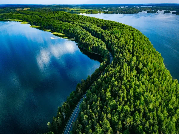 Letecký Pohled Silnici Auty Mezi Zeleným Lesem Modrou Jezerní Vodou — Stock fotografie