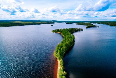 Finlandiya 'da adaları ve yeşil ormanları olan mavi göllerin havadan görünüşü. Güzel yaz manzarası.