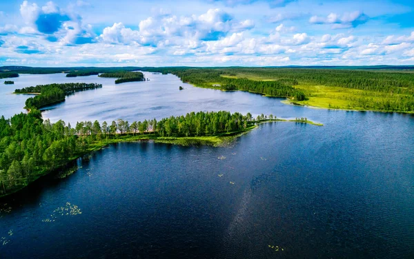Vzdušný Pohled Modrá Jezera Ostrovy Zelené Lesy Finsku Krásná Letní — Stock fotografie