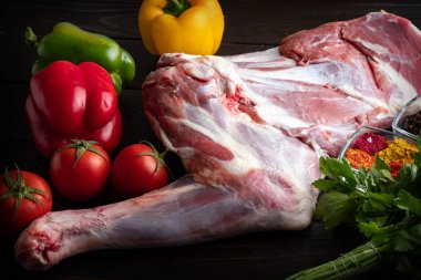 Çiğ et, taze sebze ve baharatlı kuzu budu..