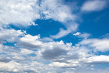 Beyaz bulutlu mavi gökyüzü arkaplanı.