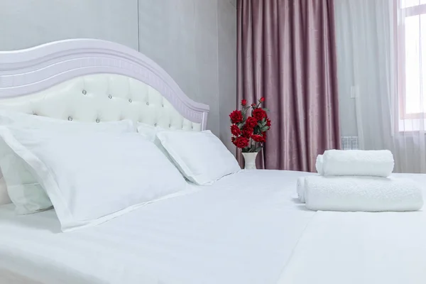 Bett Mit Weißer Bettwäsche Und Weißen Handtüchern — Stockfoto