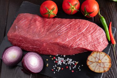 Siyah bir tabakta sığır filetosu. 