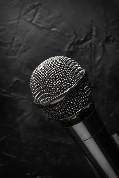 Koyu arkaplanda yakın plan metal mikrofon