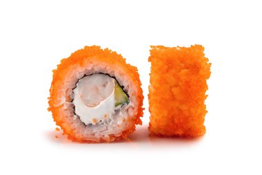 Geleneksel taze Japon suşisi, beyaz, izole edilmiş bir grupta yuvarlanıyor.