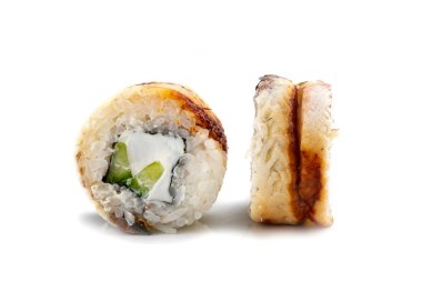 Geleneksel taze Japon suşisi, beyaz, izole edilmiş bir grupta yuvarlanıyor.