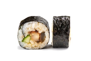 Geleneksel taze Japon suşisi, beyaz, izole edilmiş bir grupta yuvarlanıyor.