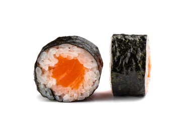 Geleneksel taze Japon suşisi, beyaz, izole edilmiş bir grupta yuvarlanıyor.