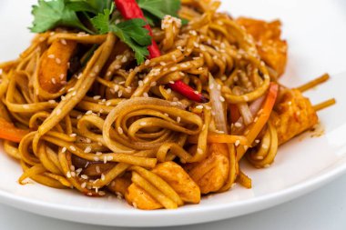 Pan Asya yemeği. Beyaz tabakta waok noodle, yakın çekim.