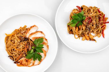 Pan Asya yemeği. Beyaz tabakta waok noodle, üst manzara. Beyaz arkaplan