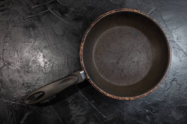 Eski dökme demir tava koyu bir arka plan, üst görünüm