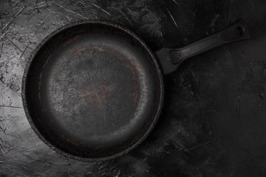 Eski dökme demir tava koyu bir arka plan, üst görünüm