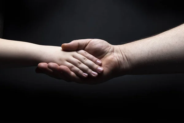 Baba el ele tutuşuyor evlat. Baba-oğul ilişkisi kavramı. Koyu arkaplan