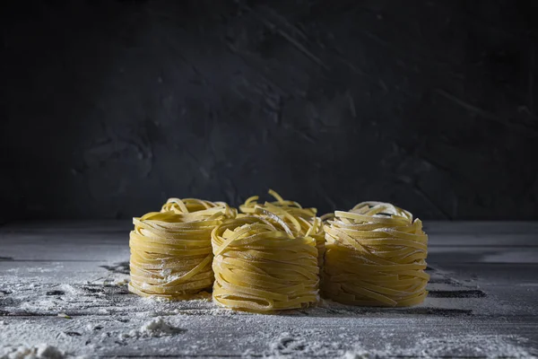 Färsk Tagliatelle Pasta Mörk Bakgrund Närbild Kopiera Utrymme — Stockfoto