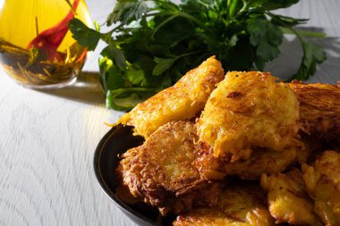 Patatesli gözleme ve taze otlar. Beyaz Rusya Ulusal Mutfağı