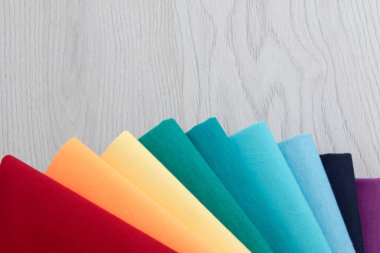 Renkli kıyafetlerin arka planı. Gökkuşağının renkleri. Mesaj için yer. Yakın plan.