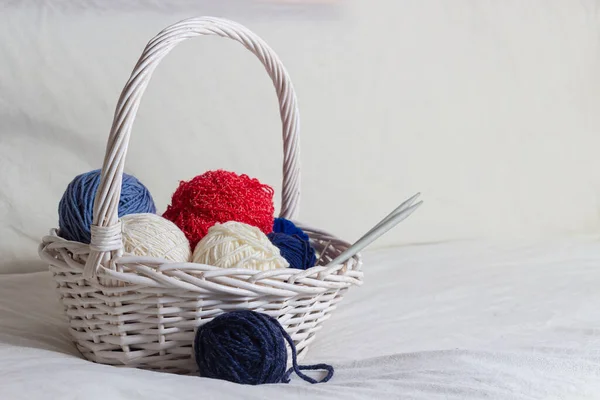 Wollen Gekleurde Draden Voor Het Breien Een Witte Mand Een — Stockfoto