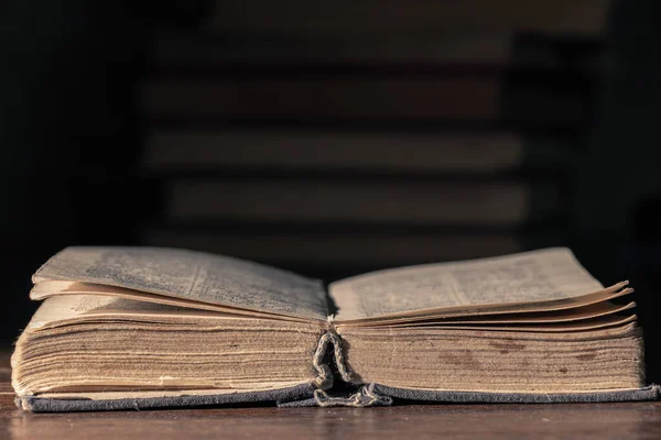 Открыть Старую Книгу Деревянном Столе Фоне Стопки Книг — стоковое фото