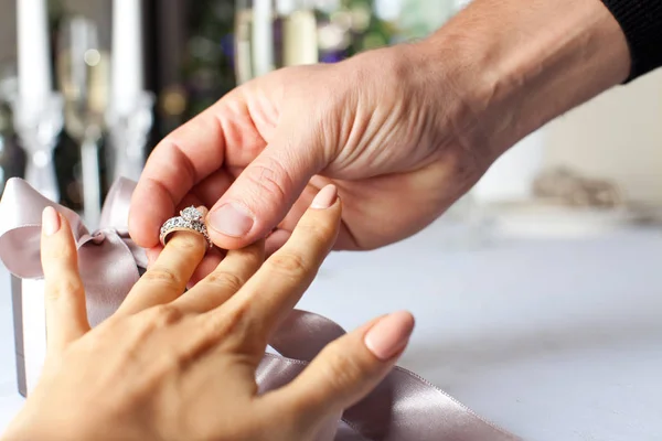 Man verlovingsring te geven aan zijn vriendin. — Stockfoto