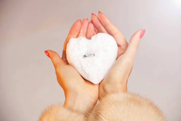 Καρδιά του χιονιού με διαμαντένιο δαχτυλίδι. — Φωτογραφία Αρχείου