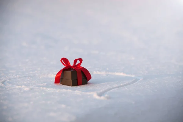 Linda caixa de presente romântico em uma neve branca . — Fotografia de Stock
