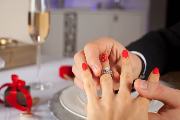 Elegant man putting engagement ring to his girlfriend hand. — Stock Photo, Image