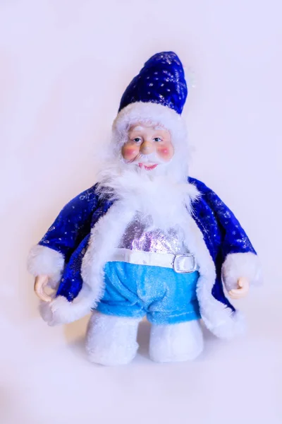 Babbo Natale in abito blu da vicino su sfondo bianco — Foto Stock