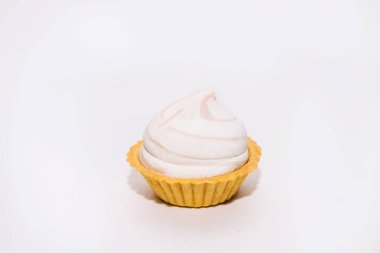 Kırmızı havyar bir tart tabağında yeşil ve zeytinli beyaz arka planda.