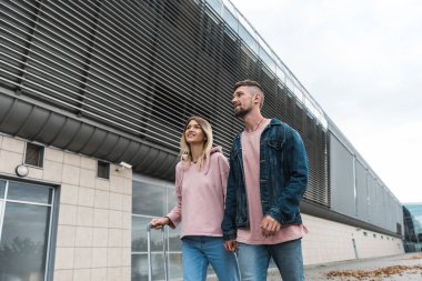 Sokakta yürüyen bavullu birkaç turist..