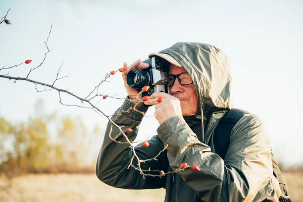 Starzec Robiący Zdjęcia Naturze Człowiek Fotografujący Jesienny Las — Zdjęcie stockowe