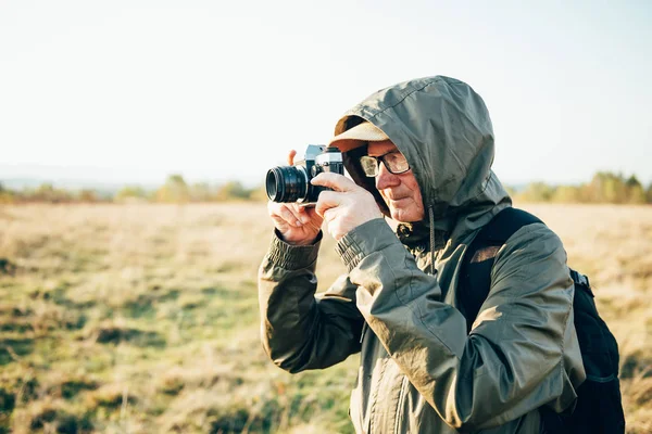 Oldman Fotojournalist Poseert Met Zijn Fotocamera — Stockfoto