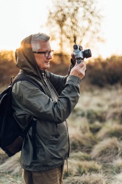 Yaşlı adam fotoğraf makinesi seyahat konsepti.