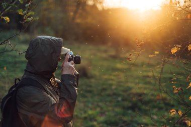 Yaşlı adam ormanda su içiyor..