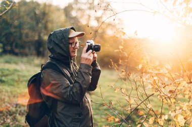 Yaşlı adam fotoğraf makinesi seyahat konsepti.