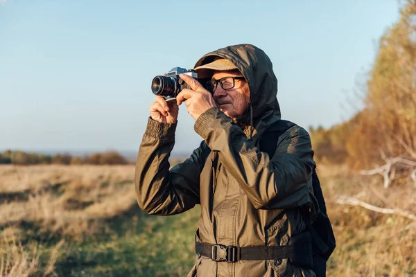 Old Man Taking Photo Nature Mature Man Taking Pictures Forest — Stock Photo, Image