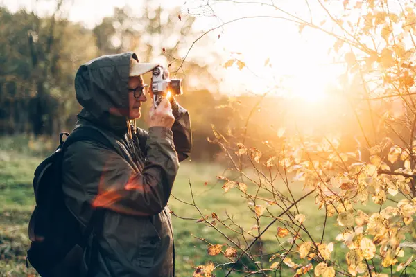 Starszy Pan Robi Zdjęcia Naturze Człowiek Fotografujący Jesienny Las — Zdjęcie stockowe