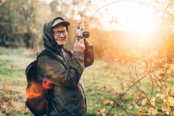 Starzec Robiący Zdjęcia Naturze Dojrzały Mężczyzna Robi Jesienią Zdjęcia Lasu — Zdjęcie stockowe