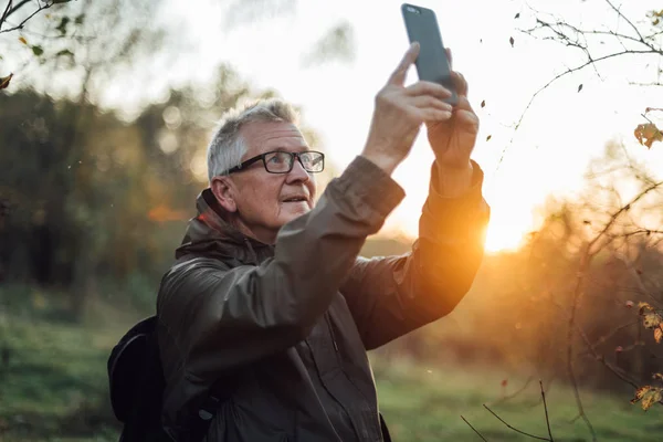 Hombre Mayor Haciendo Selfie Puesta Del Sol — Foto de Stock