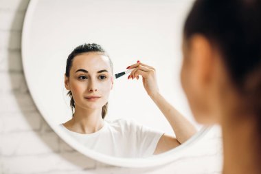 Kozmetikle vurgulanmış genç güzellik.