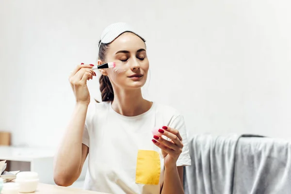 Schöne Frau Die Kosmetik Auf Ihr Gesicht Anwendet — Stockfoto