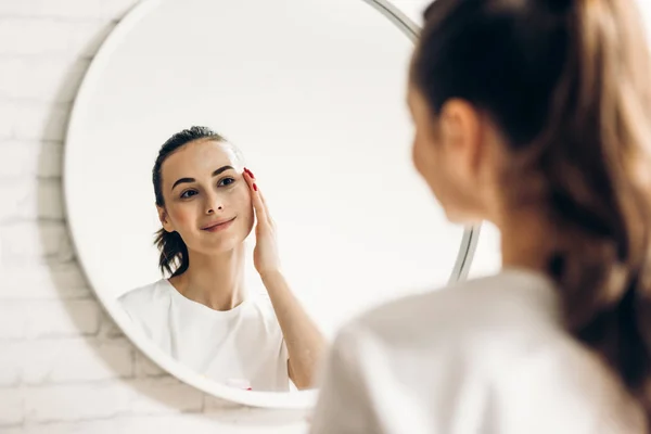 Die Frau Schminkt Sich Badezimmer Frau Badezimmer Cremt Gesicht Ein — Stockfoto