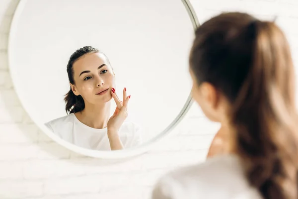 Die Frau Schminkt Sich Badezimmer Frau Badezimmer Cremt Gesicht Ein — Stockfoto