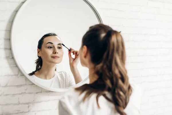 Beauty Makeup Woman Putting Mascara Eye Make — Stock Photo, Image